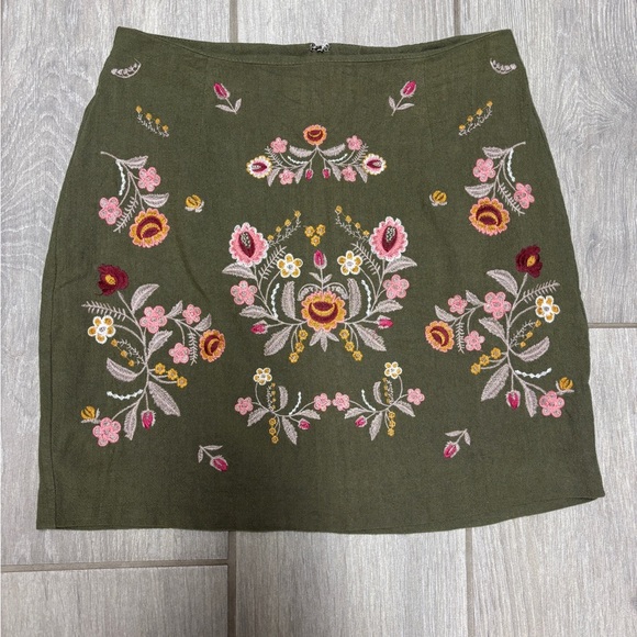 Entro Green Linen Floral Embroidered Skirt | Size Small | Lined | Back Zipper - Picture 2 of 5